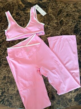 ALO Yoga Pink Seamless V-Neck Sports Bra with White Trim